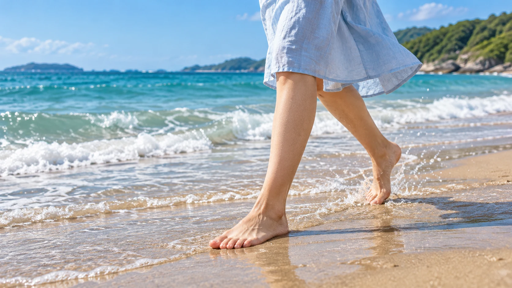 青い海の波打ち際で、若い成人女性が裸足を砂浜につけて歩くAI生成イメージ